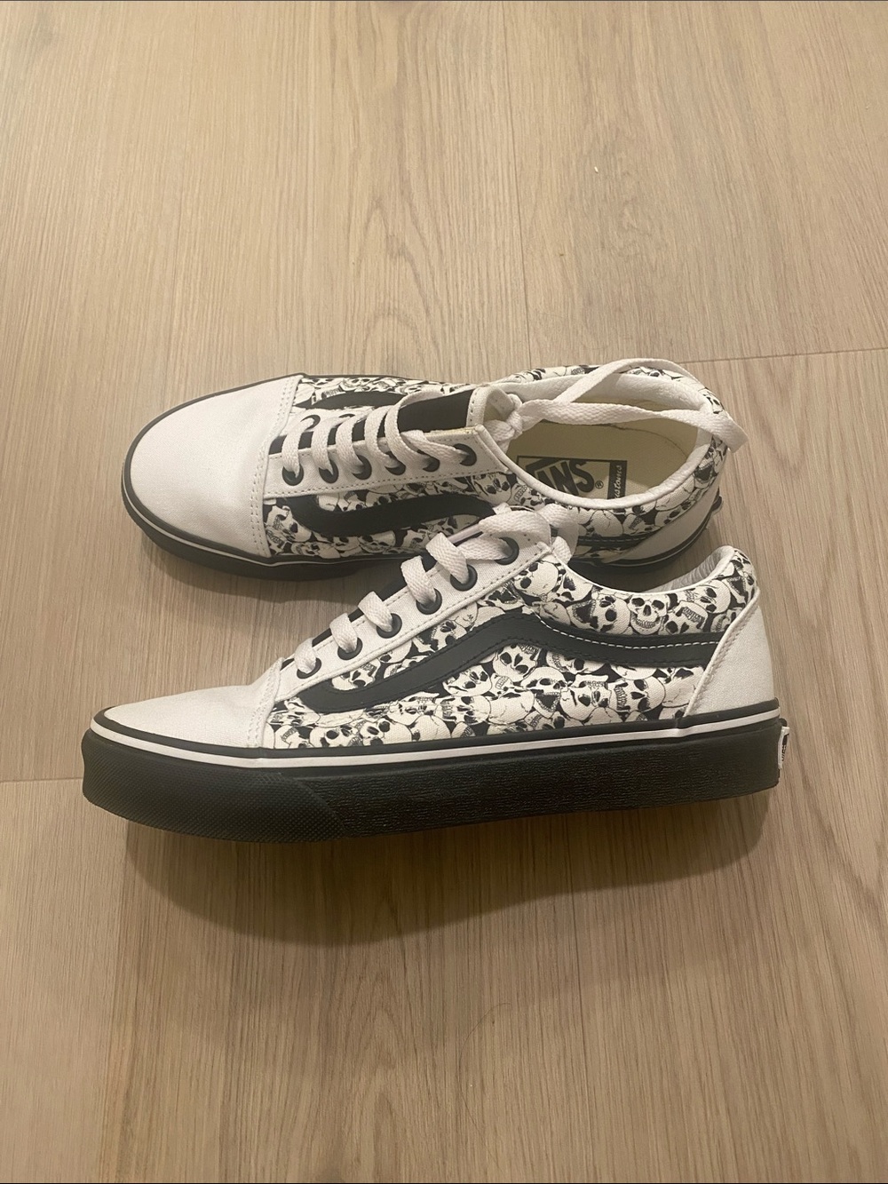 Vans Old Skool Sneakers in White & Black Skull Print